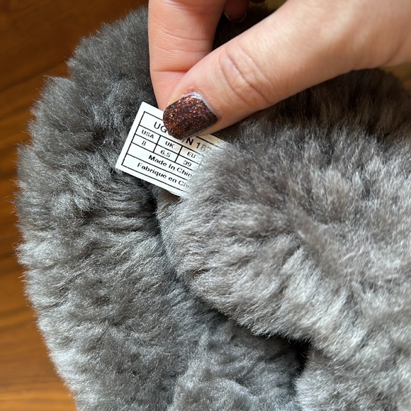 Size 8 triple Bailey button Ugg boots - Picture 9 of 9